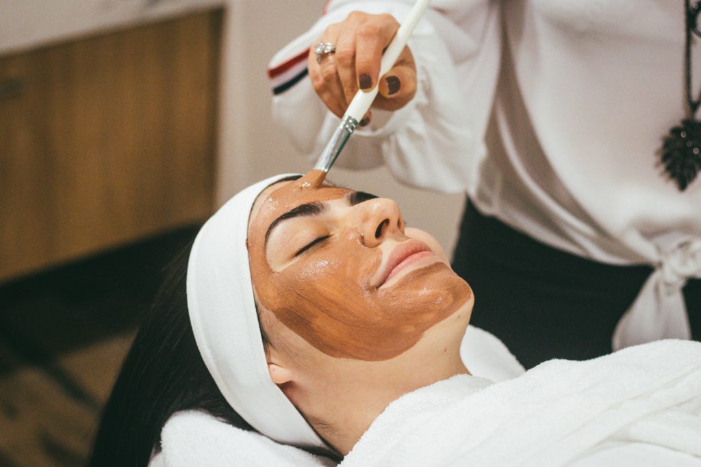 Eine Frau erhält eine Beauty-Behandlung für ihr Gesicht.