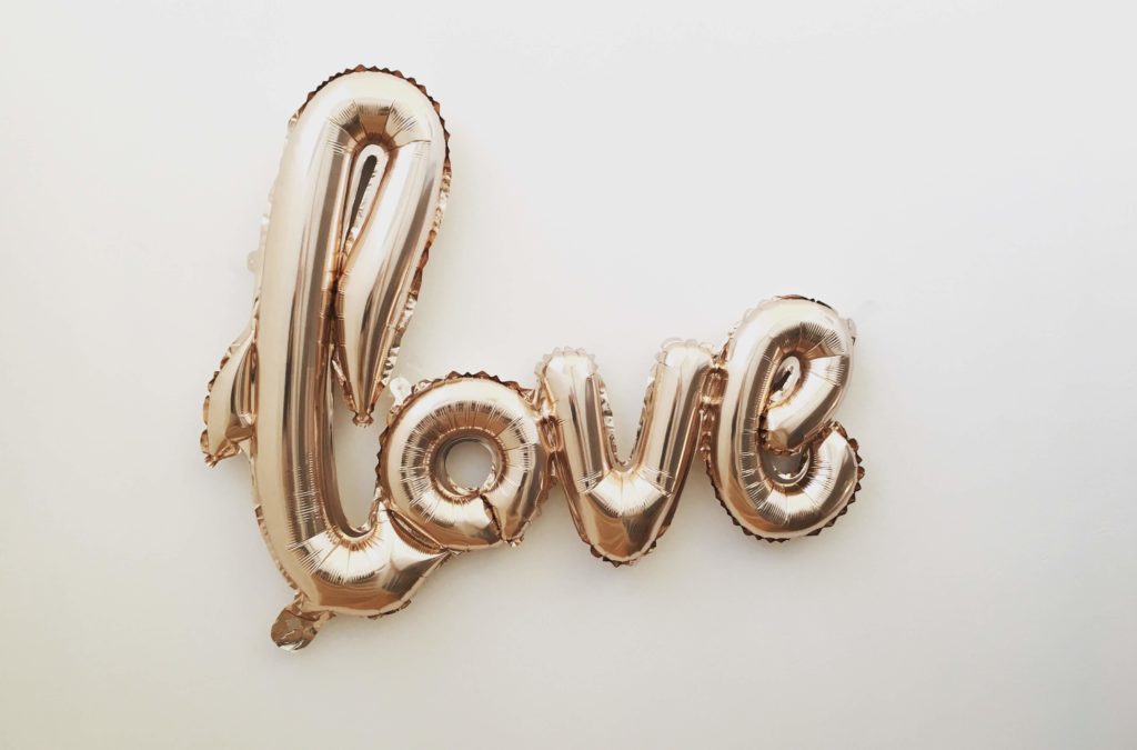 love letters op witte achtergrond, valentijnsactie in salon